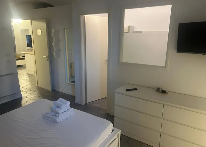 Archivolto Del Teatro בית הארחה אלבניה